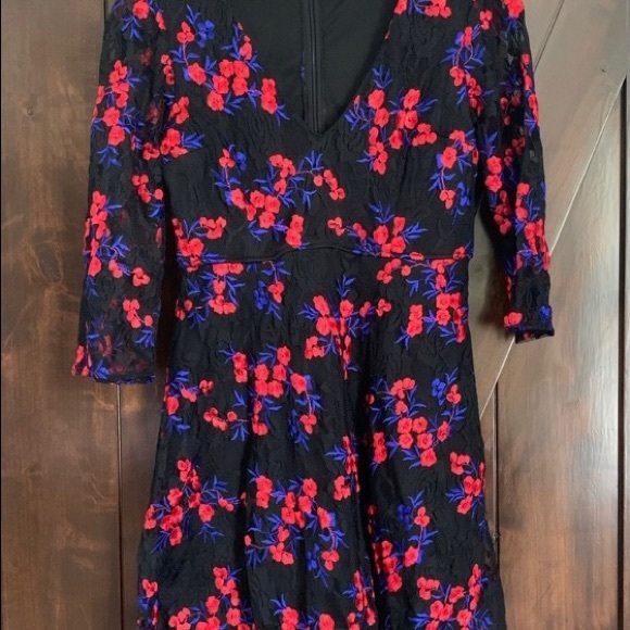 Lulu’s V-neck Lace Dress - Picture 6 of 7